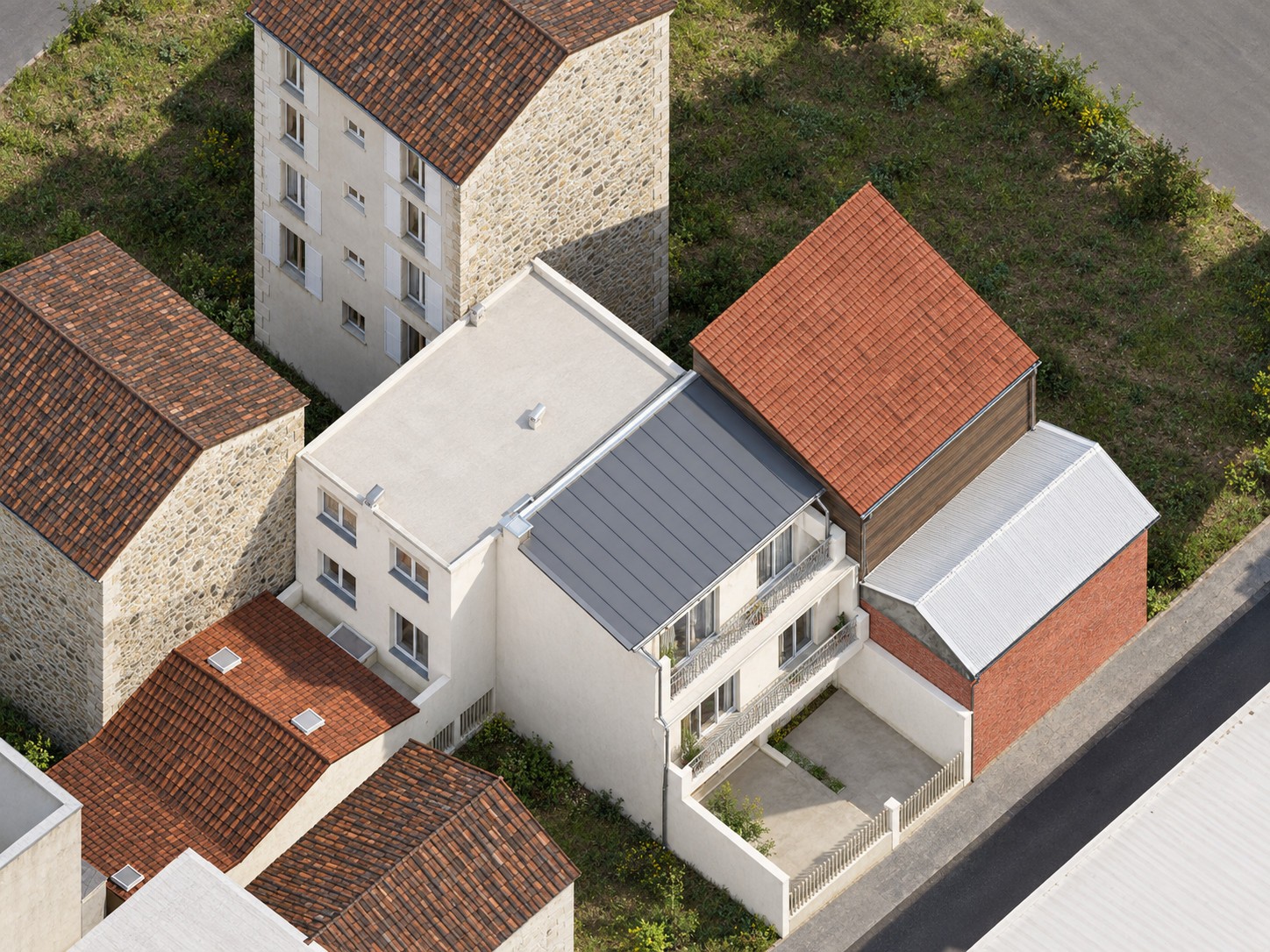 Axonométrie de l’état existant à Suresnes, avec toiture-terrasse, verrière inclinée et bâtiments voisins en pierre et en brique.