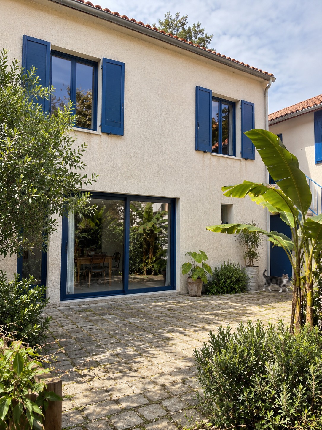 Visualisation de la façade sur cour du projet à Cannes, avec volets bleus à l’étage et baie vitrée au rez-de-chaussée.