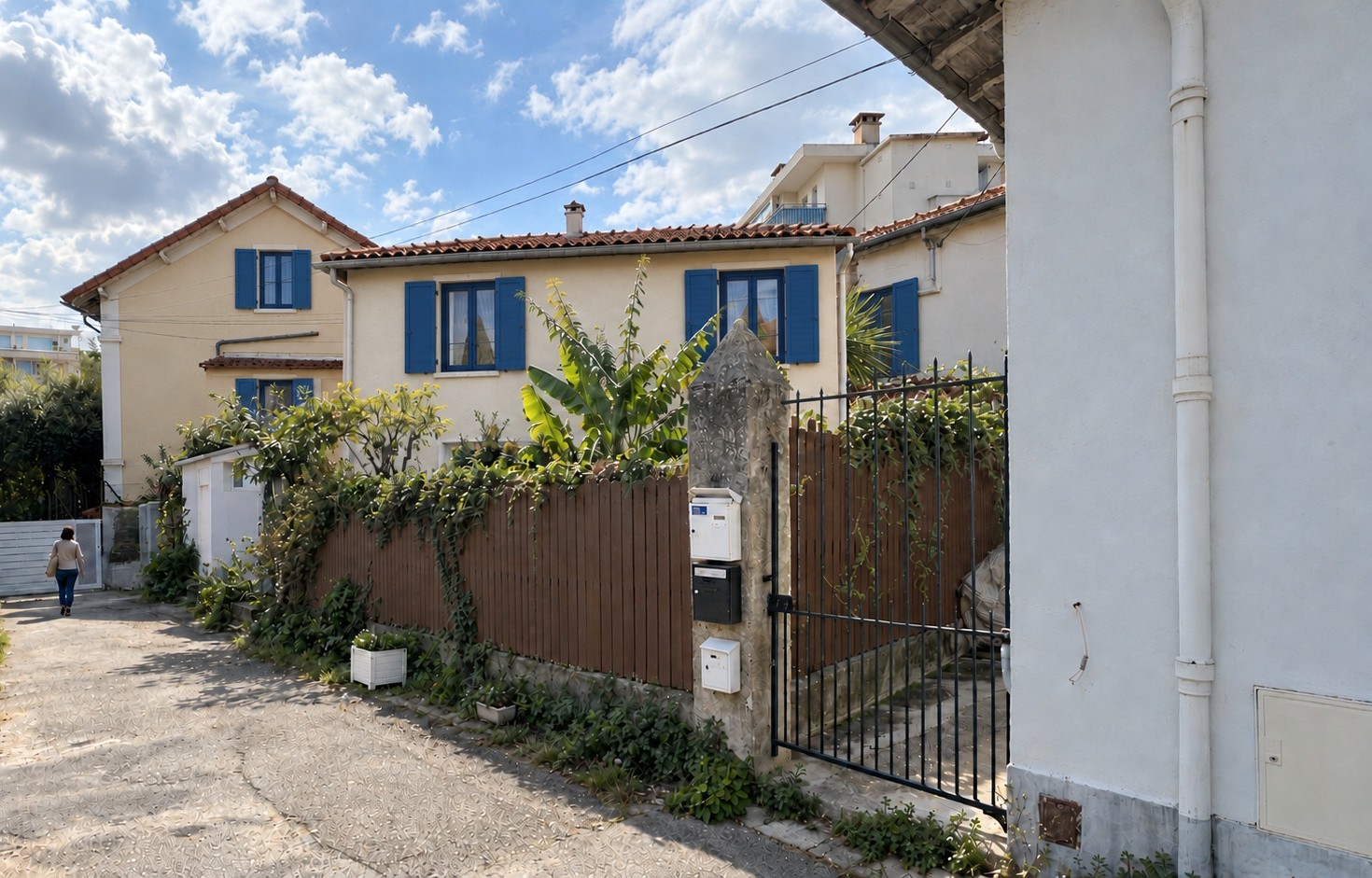 Visualisation de la surélévation à Cannes depuis la ruelle, avec création d’un étage aux volets bleus et toiture en tuiles.