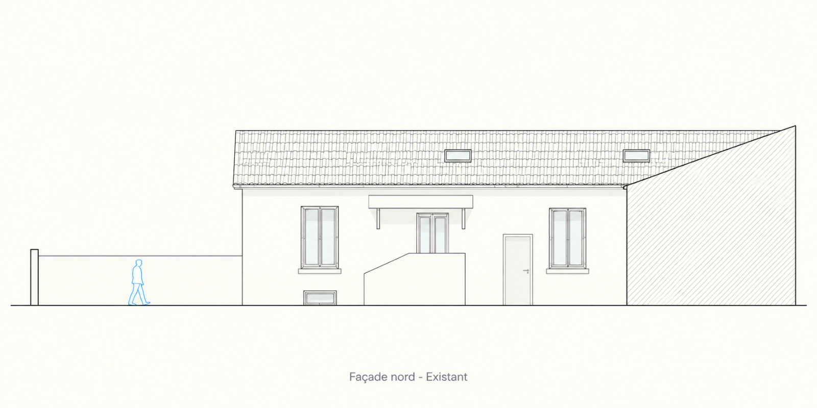 Façade nord existante de la maison à Colombes, avec toiture en tuiles, fenêtres de toit et accès extérieur.